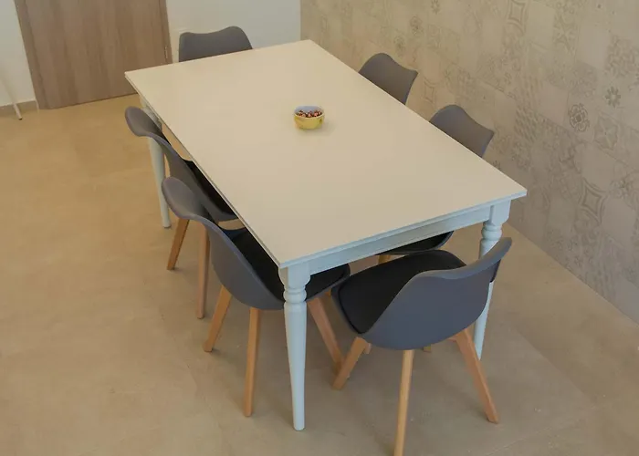 City Centre Apartment With Parking